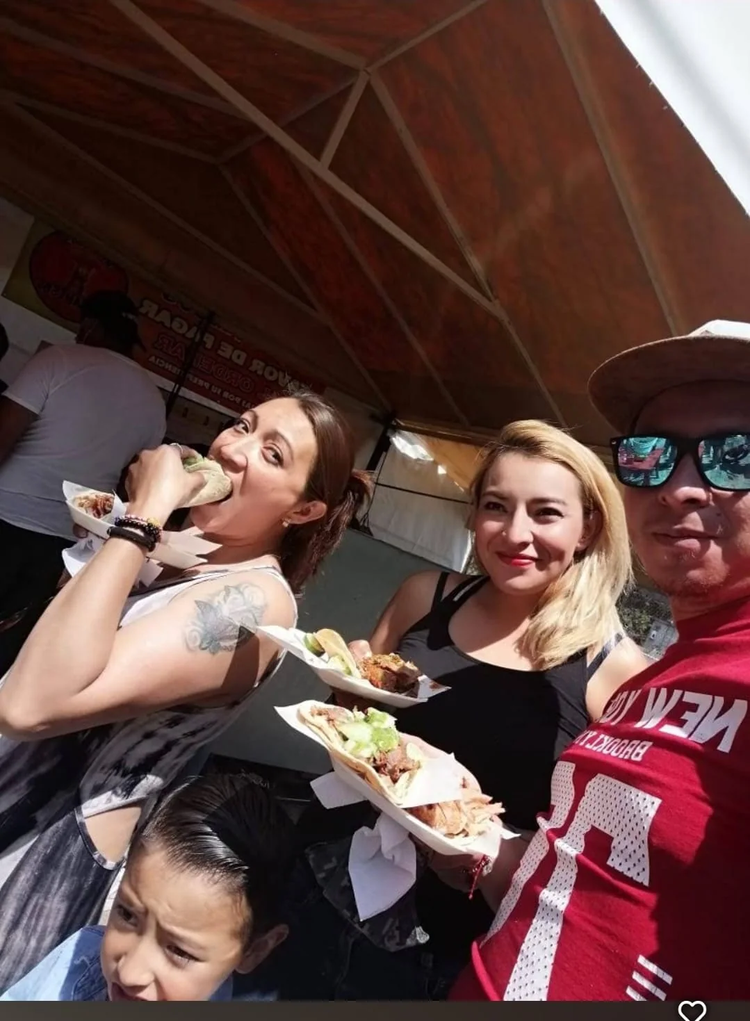 Clientes disfrutando tacos